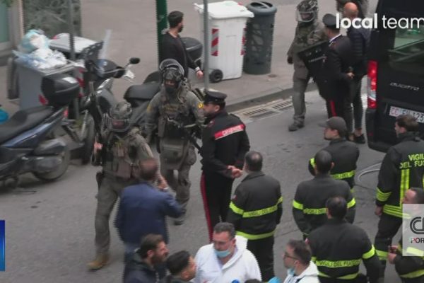 They entered a bank armed, took 25 hostages and fled through the sewers without leaving a trace. It happened in Naples