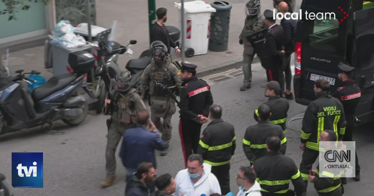 They entered a bank armed, took 25 hostages and fled through the sewers without leaving a trace. It happened in Naples
