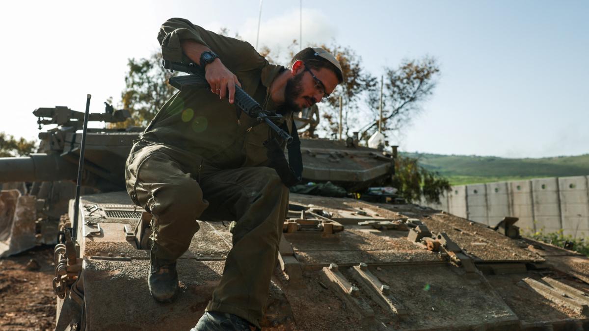 The Israeli Army confirms as real the photo of a soldier beheading a Christ with a hammer in a church in Lebanon
