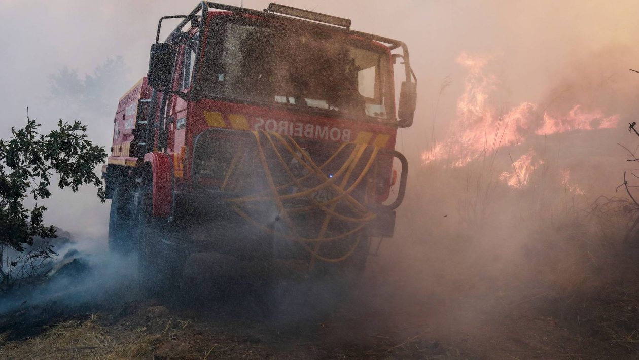 More than 100 operatives fight fire in Serra do Caramulo