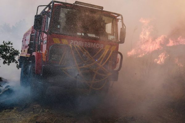 More than 100 operatives fight fire in Serra do Caramulo