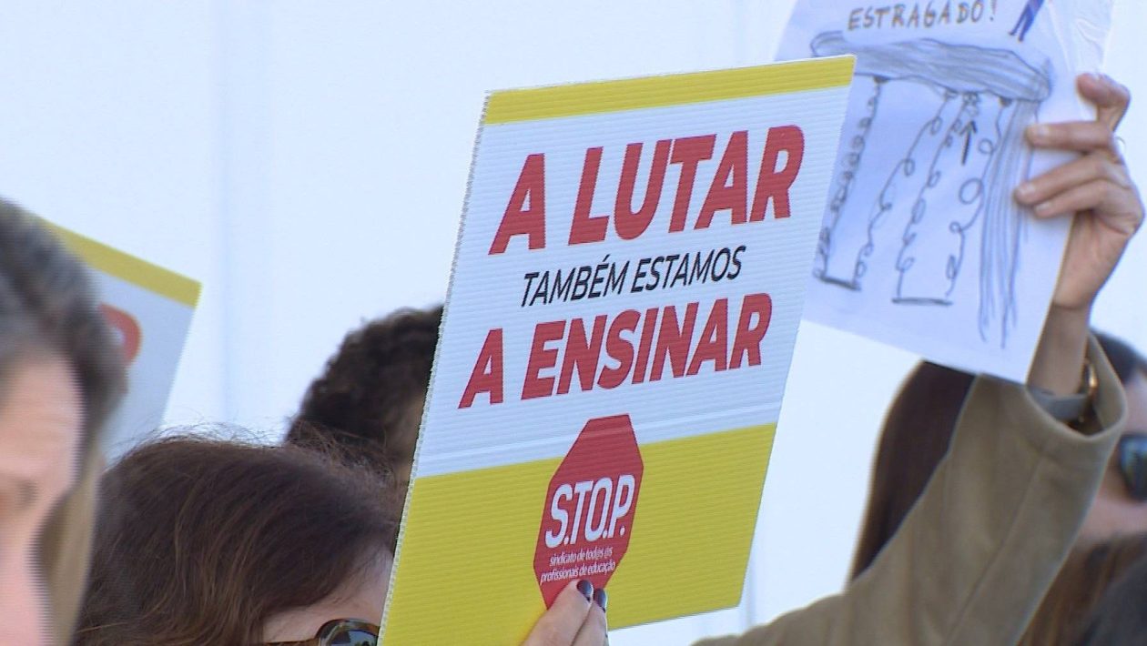 Dozens of teachers protest against the existence of asbestos in schools in Seixal