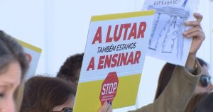 Dozens of teachers protest against the existence of asbestos in schools in Seixal