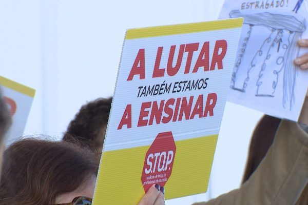 Dozens of teachers protest against the existence of asbestos in schools in Seixal