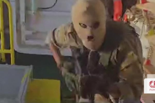 Iran releases stunning images of the seizure of two ships in the Strait of Hormuz