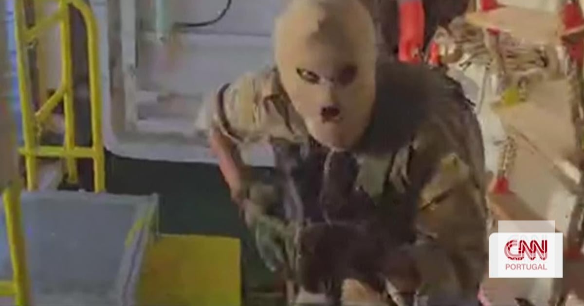 Iran releases stunning images of the seizure of two ships in the Strait of Hormuz