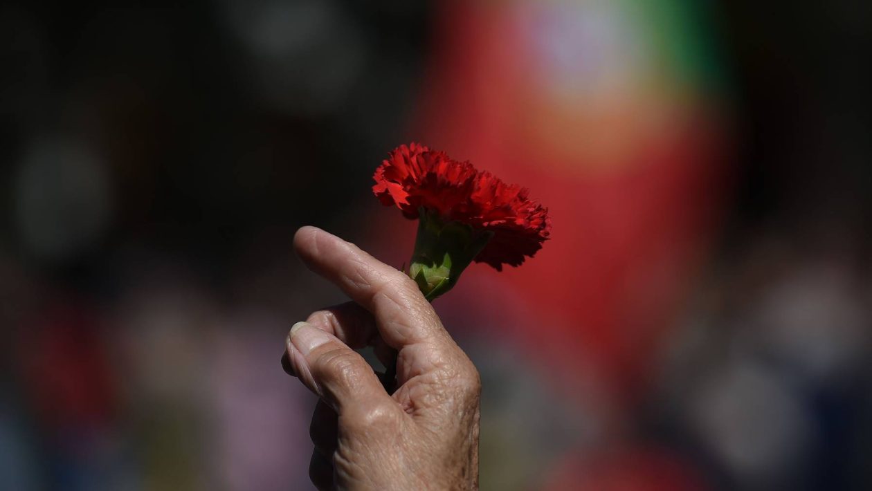 What changed in Portugal with the 25th of April? Answers from those who lived under the dictatorship