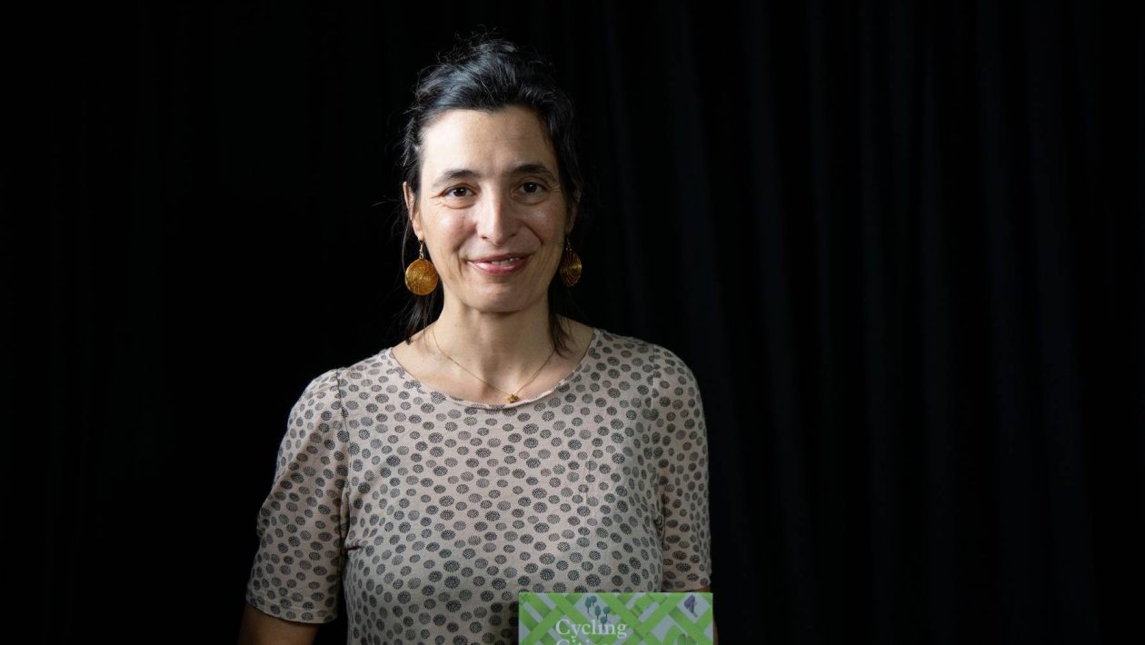 "European royal families used bicycles. There is a photograph of D. Maria Pia de Sabóia riding a bicycle at the Queluz Palace"