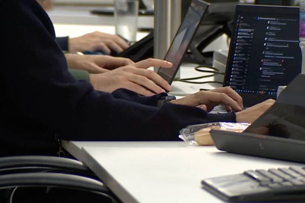 Technology or institutions: who do the Portuguese trust more?