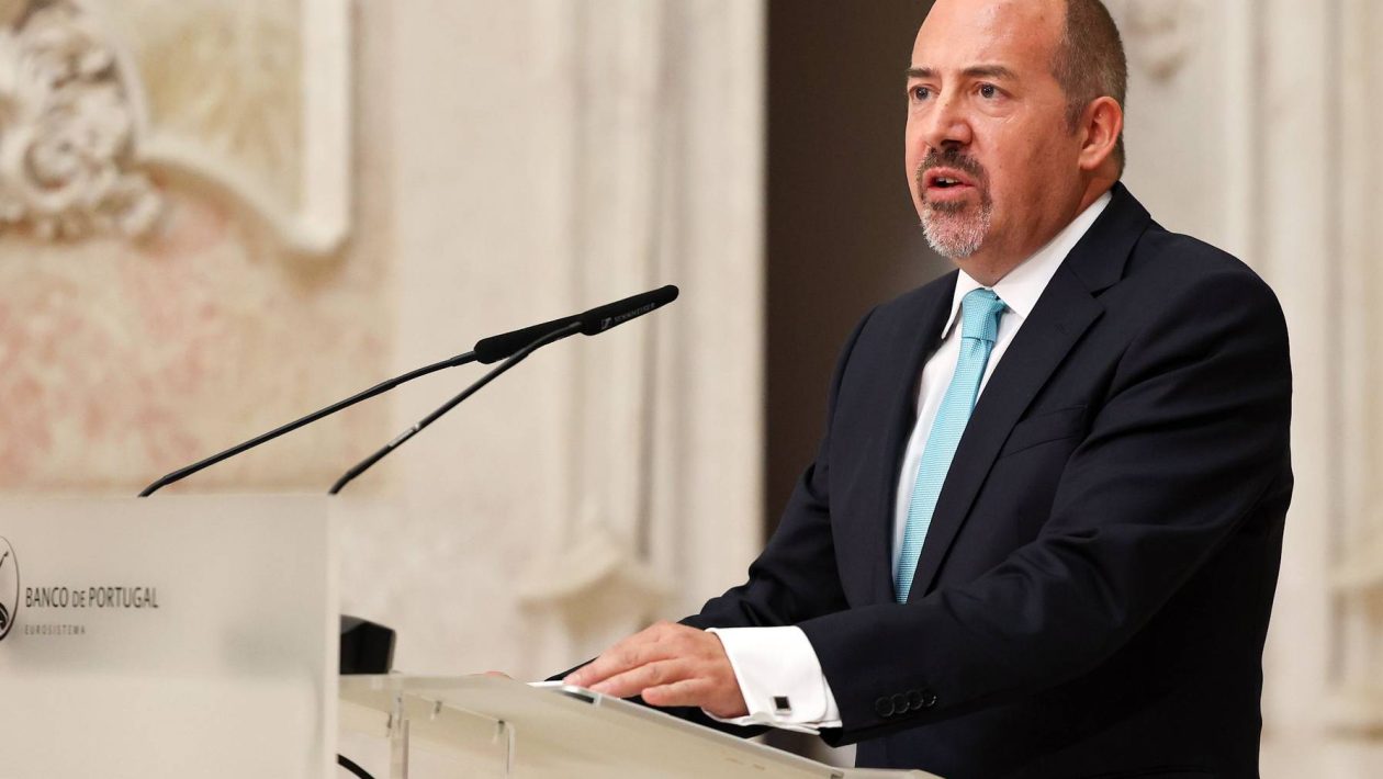 Álvaro Santos Pereira bought shares in Galp and Jerónimo Martins after taking up roles at Banco de Portugal