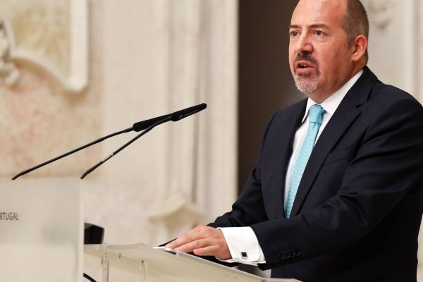 Álvaro Santos Pereira bought shares in Galp and Jerónimo Martins after taking up roles at Banco de Portugal