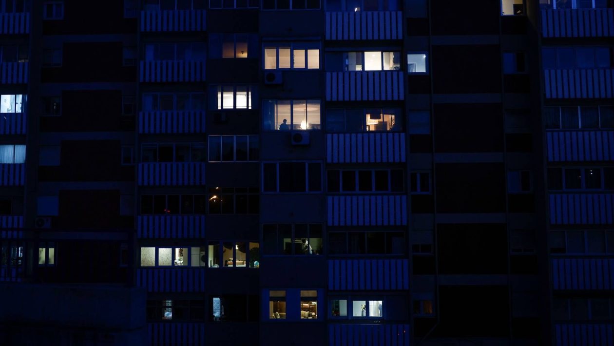 One year after the blackout, do you know how to put together an emergency kit? DECO helps