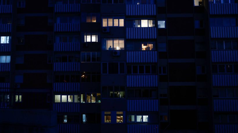 One year after the blackout, do you know how to put together an emergency kit? DECO helps