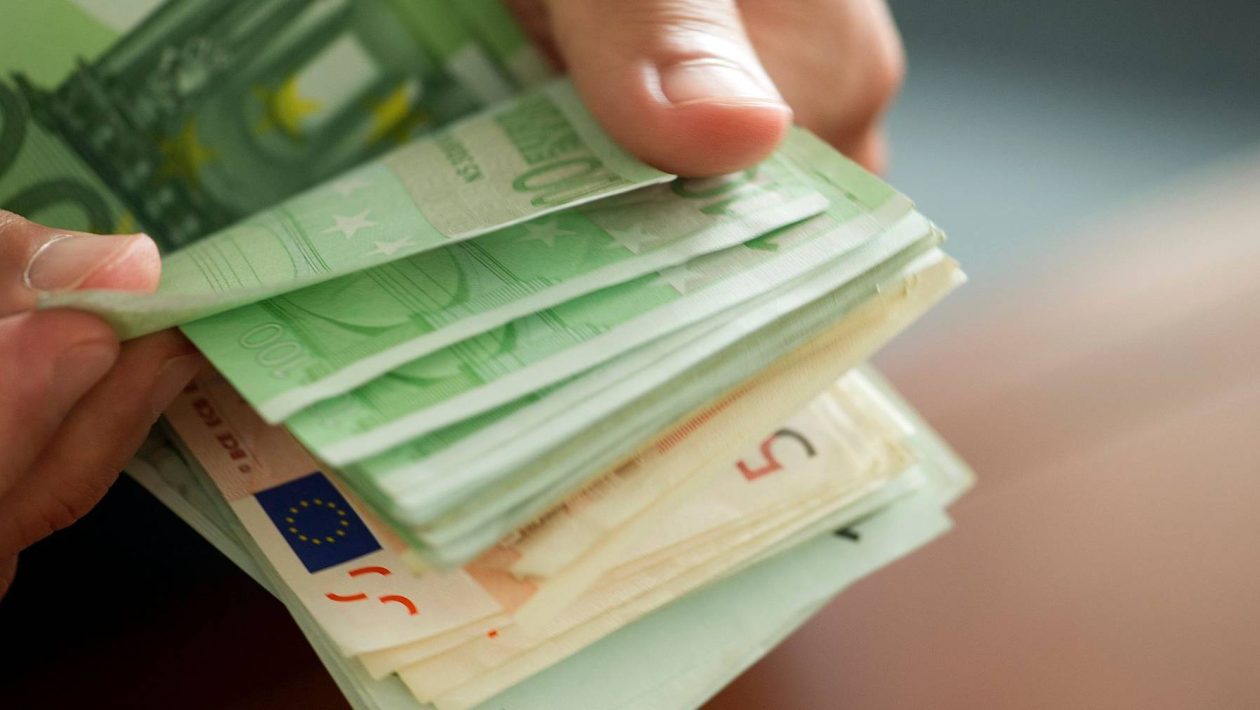 Portuguese earn 15 thousand euros less per year compared to the European Union average