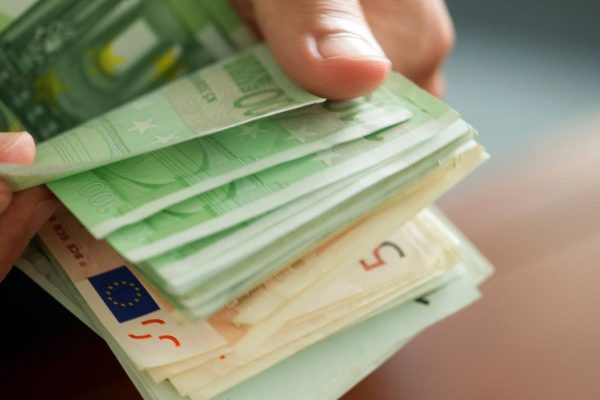 Portuguese earn 15 thousand euros less per year compared to the European Union average