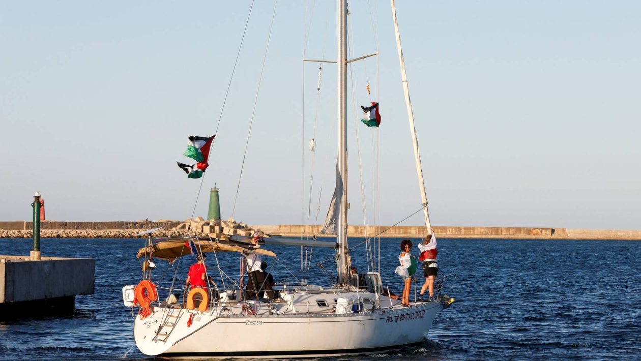 Israeli Navy detains 175 flotilla activists on their way to the Gaza Strip