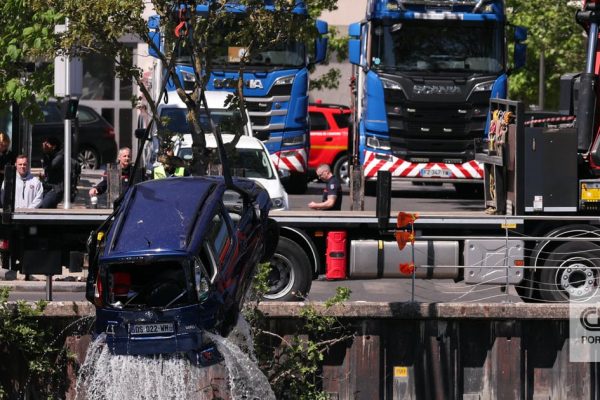 Passenger bus falls into Seine