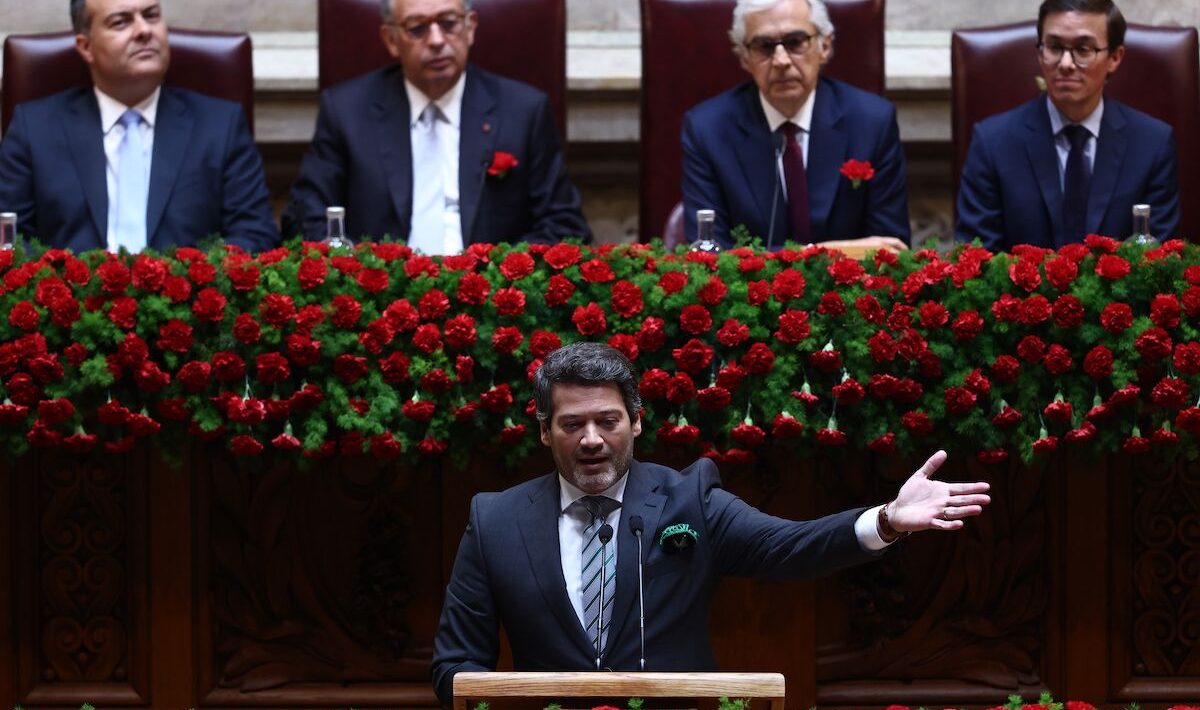 André Ventura took a “gay carnation” to the 25th of April celebrations