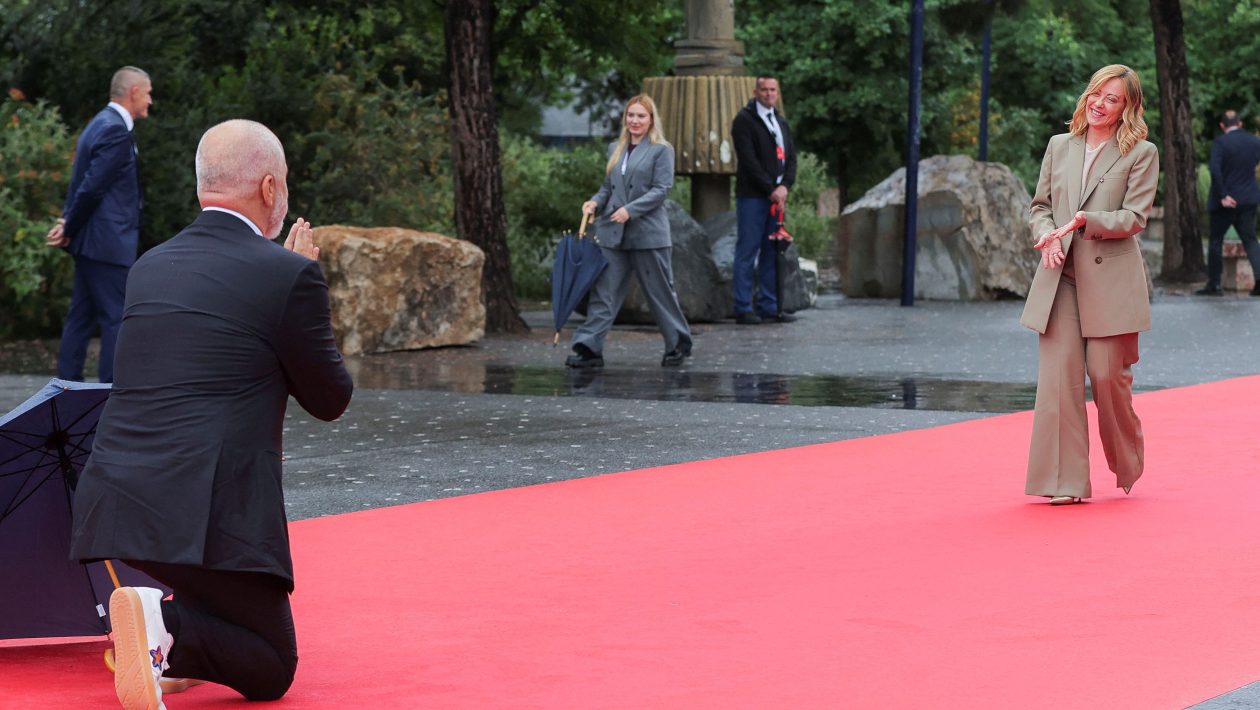 Rama kneels again for Meloni - The third time in a year