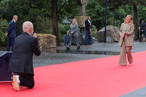 Rama kneels again for Meloni - The third time in a year