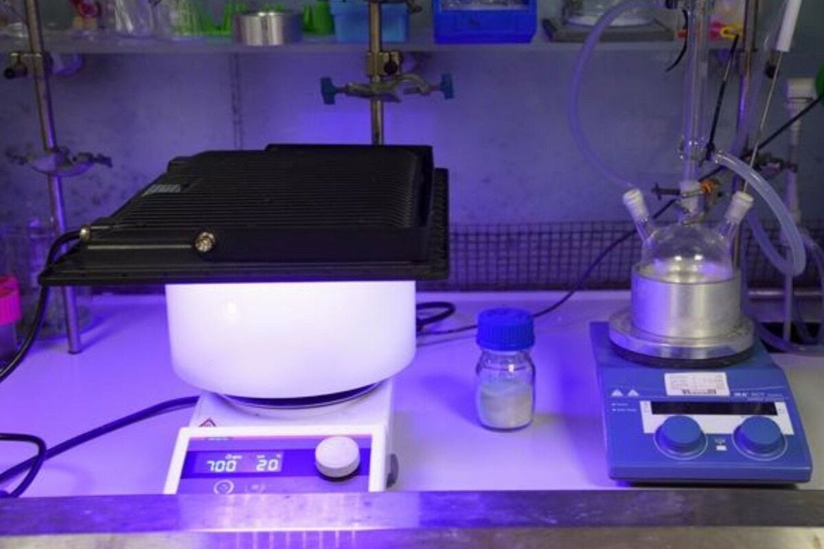 New solar reactor turns plastic into hydrogen fuel