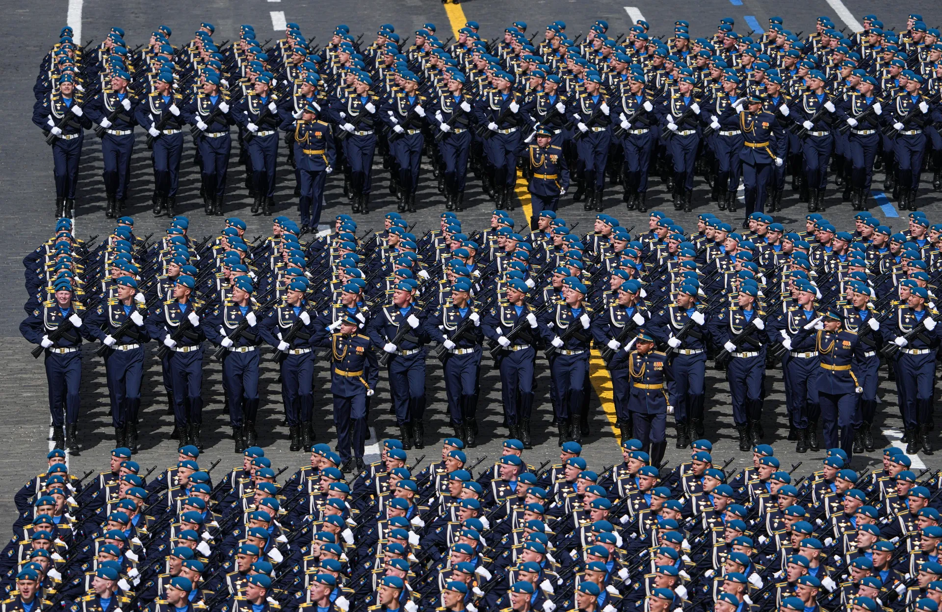 Neither tanks nor missiles in Moscow. Putin fears attack from Ukraine and 'shrinks' Victory Day parade