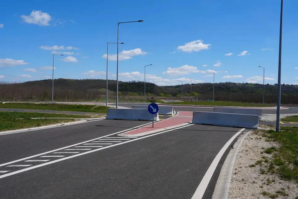 It comes from nowhere, goes nowhere. This €1.3 million roundabout showcases 'Orbán's economy'