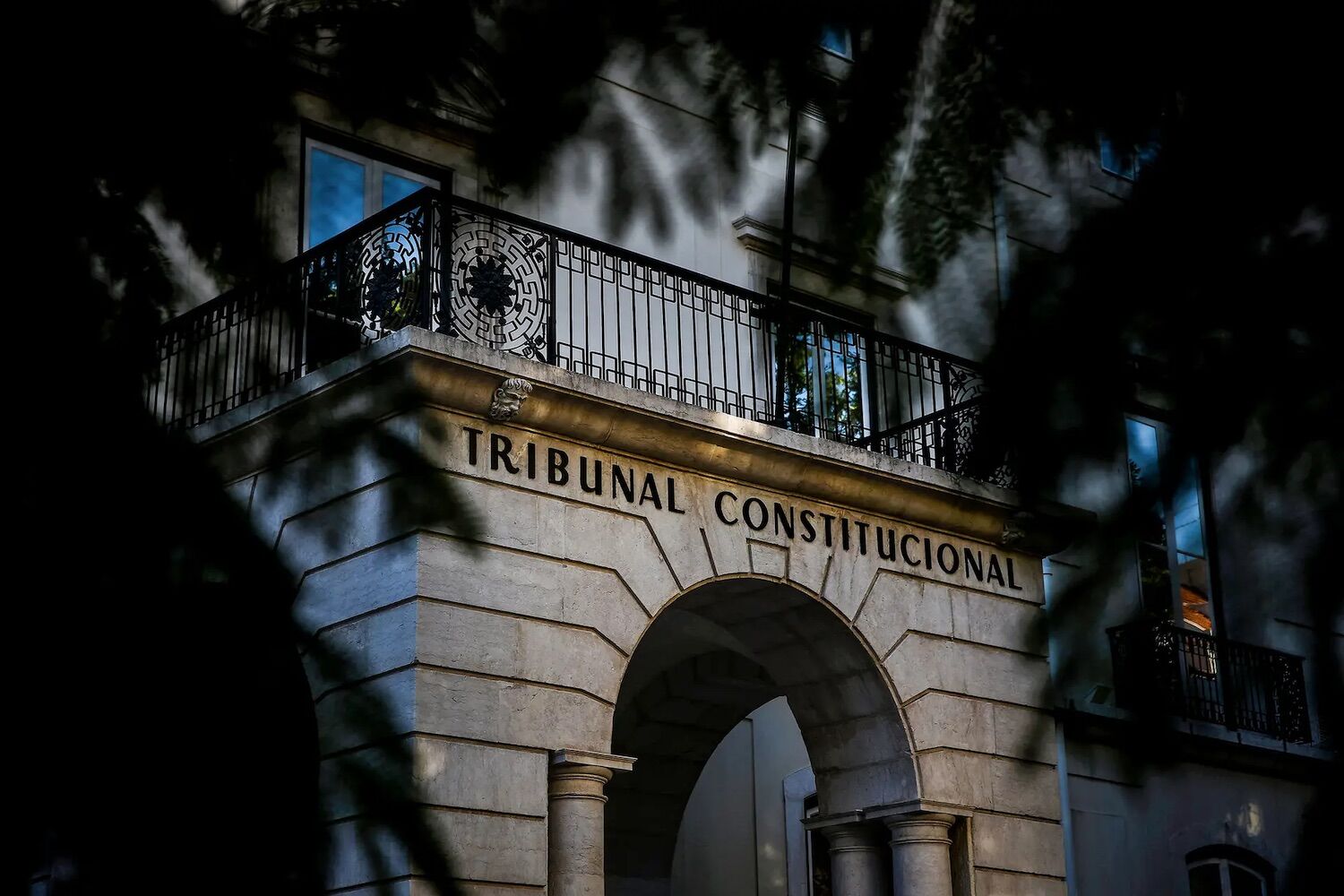 Constitutional bans charging legal costs to those who earn less than the minimum wage