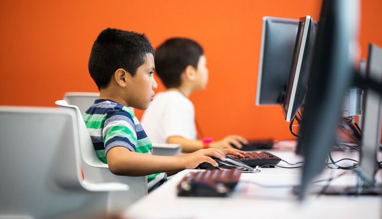 Telecommunications operators accused of cartel in internet prices for needy students