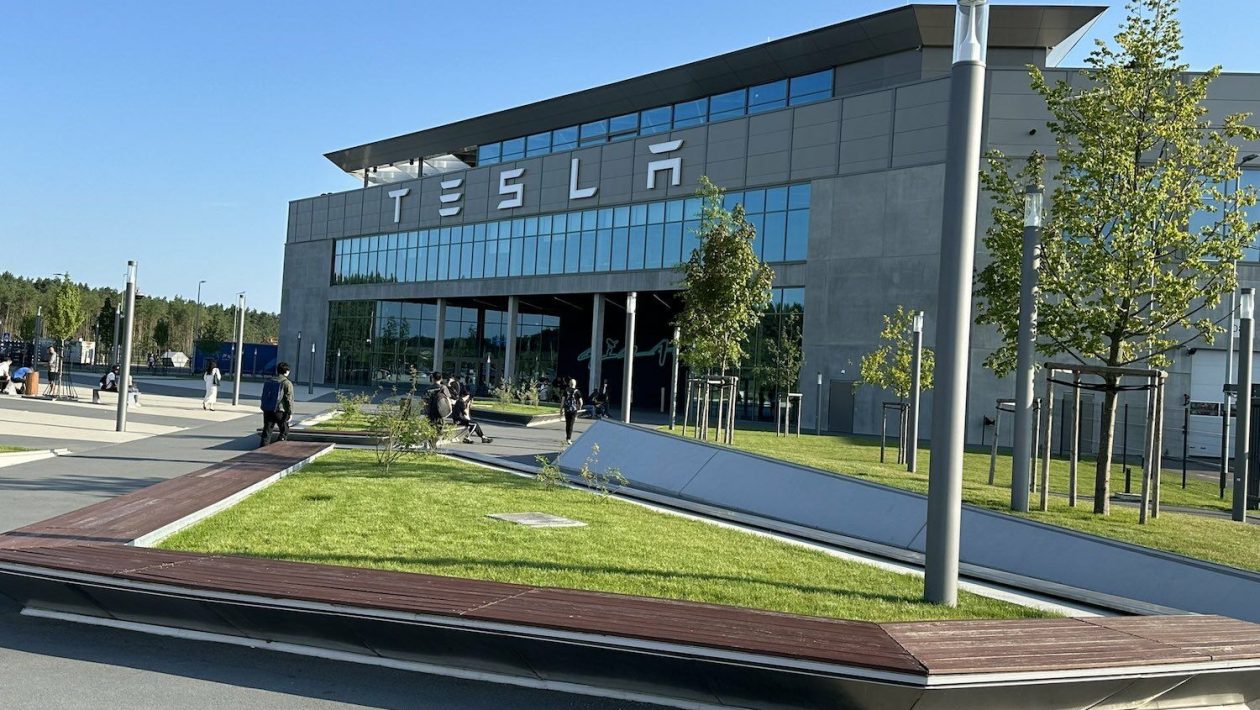 Head of Tesla in Germany is “deceiving” politicians and the population