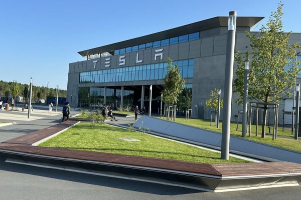 Head of Tesla in Germany is “deceiving” politicians and the population