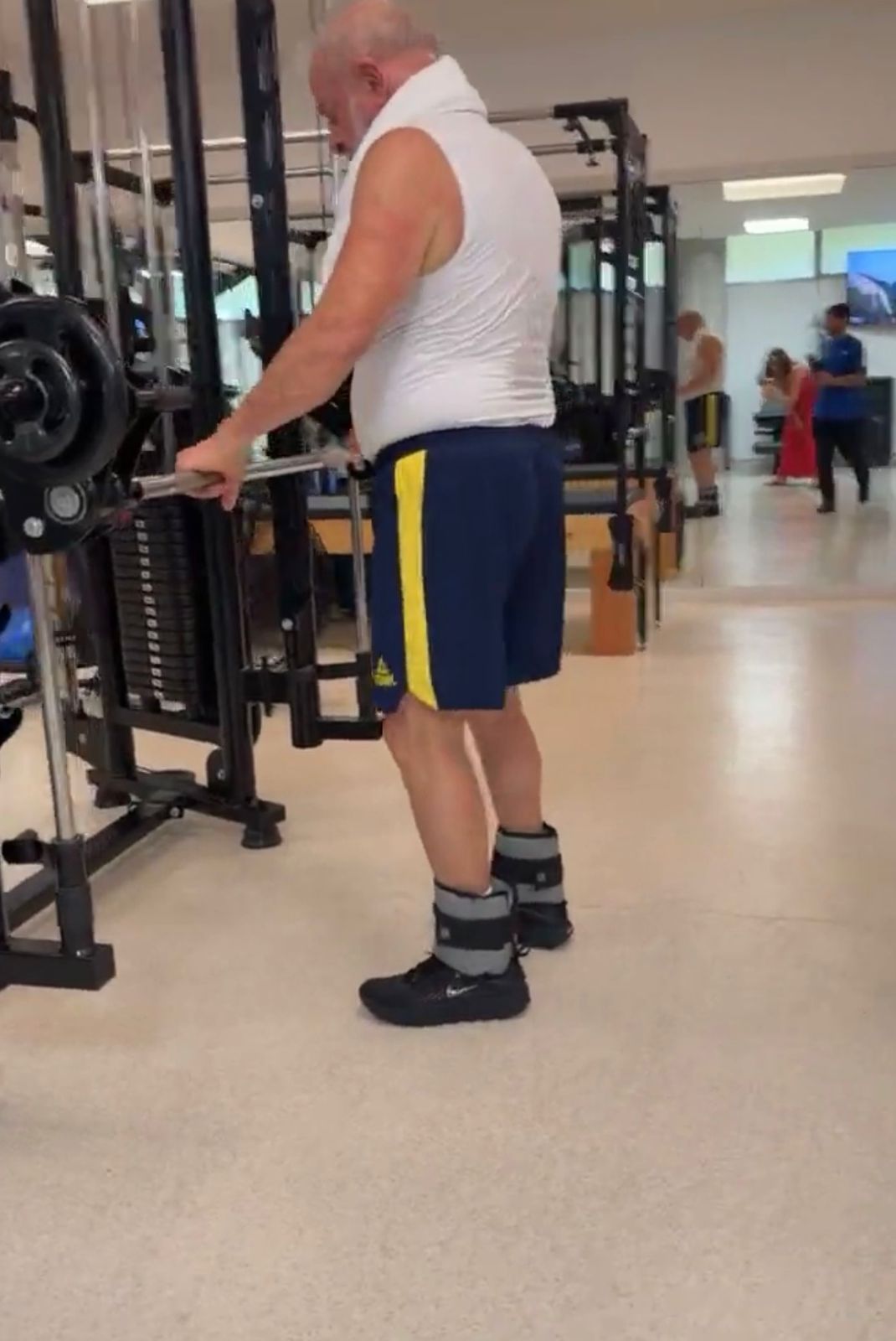 Janja does a surprise live and shows Lula’s training routine: “No AI”