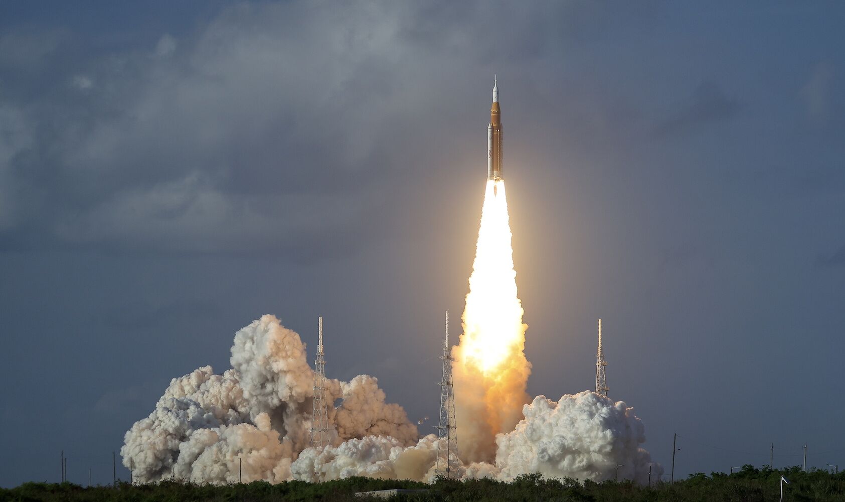 Lift-off! Orion is on its way to the Moon, with 4 astronauts on board