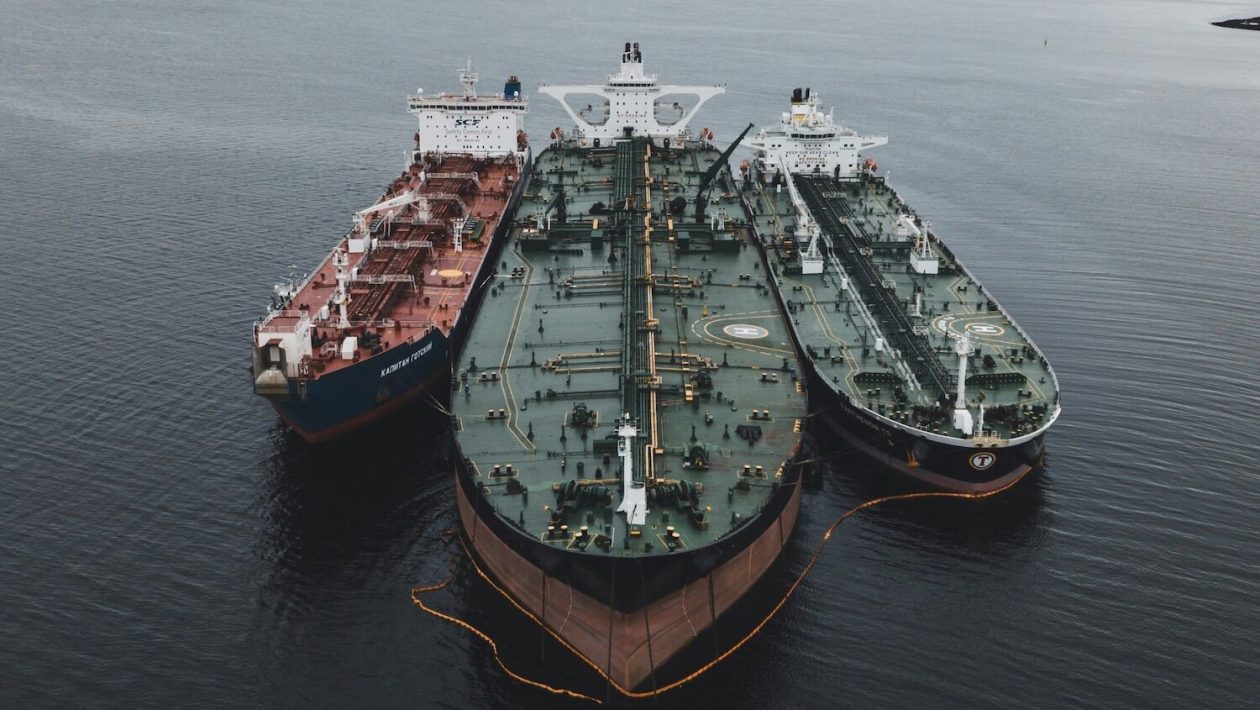 Iran reopens the Strait of Hormuz to all commercial ships