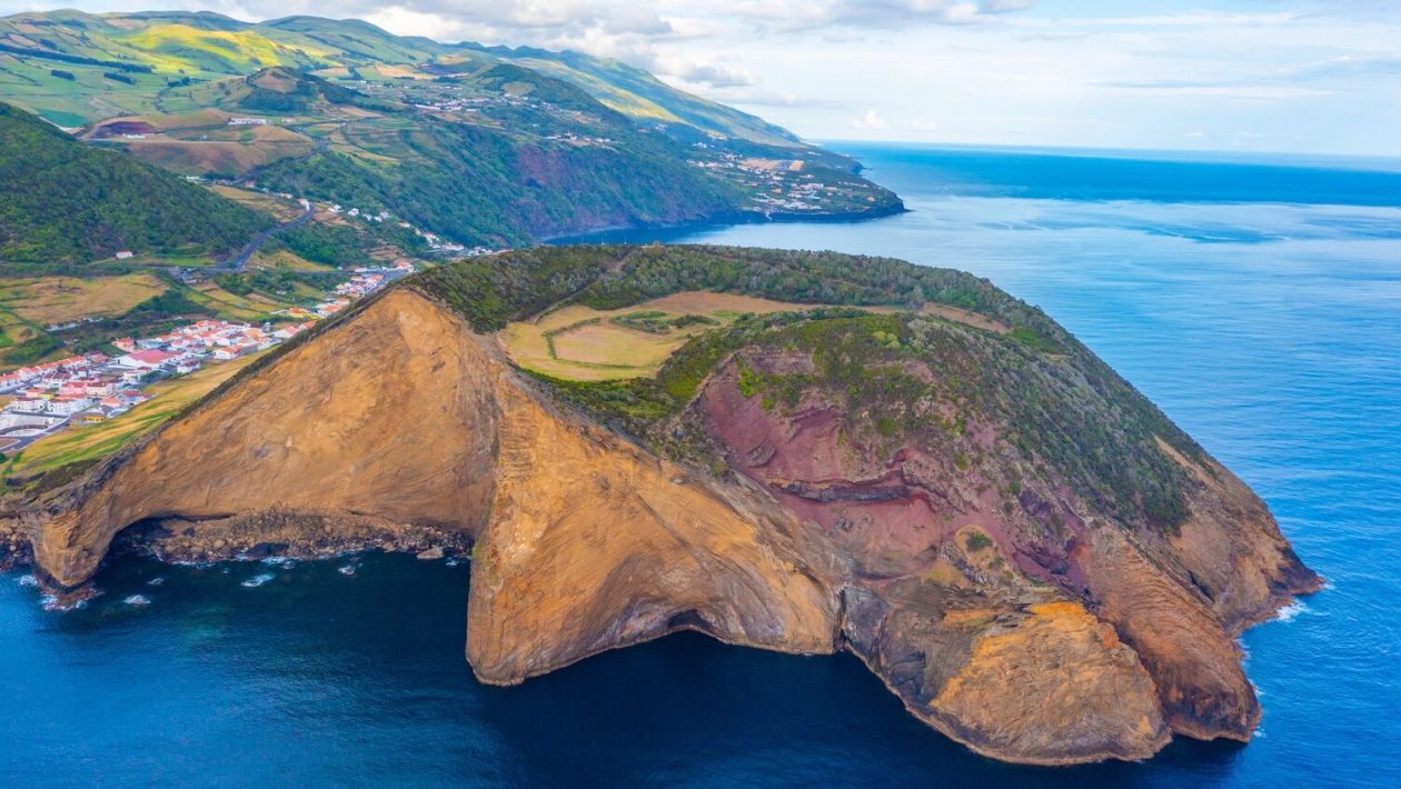 Silent eruption of magma raised Azorean island 6.35 cm and suddenly stopped below the surface