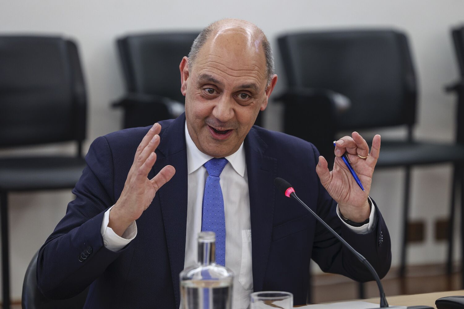 It is impossible for the Air Force to act as INEM. “And if I were the minister…”