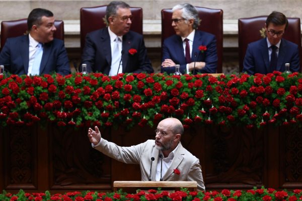 On the left, a cry against the nostalgic people — and “genetically modified carnations”
