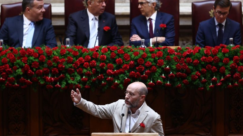 On the left, a cry against the nostalgic people — and “genetically modified carnations”