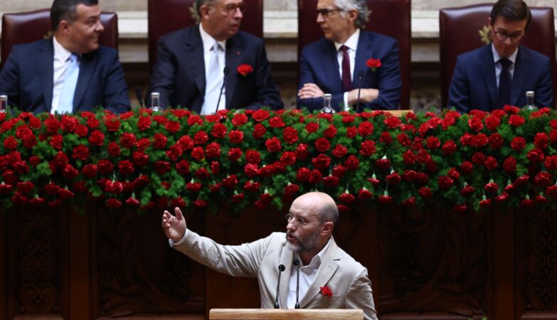 On the left, a cry against the nostalgic people — and “genetically modified carnations”