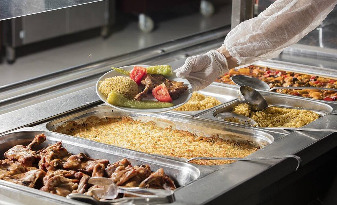 Teachers and staff protest due to lack of staff in school kitchens and canteens in Portimão