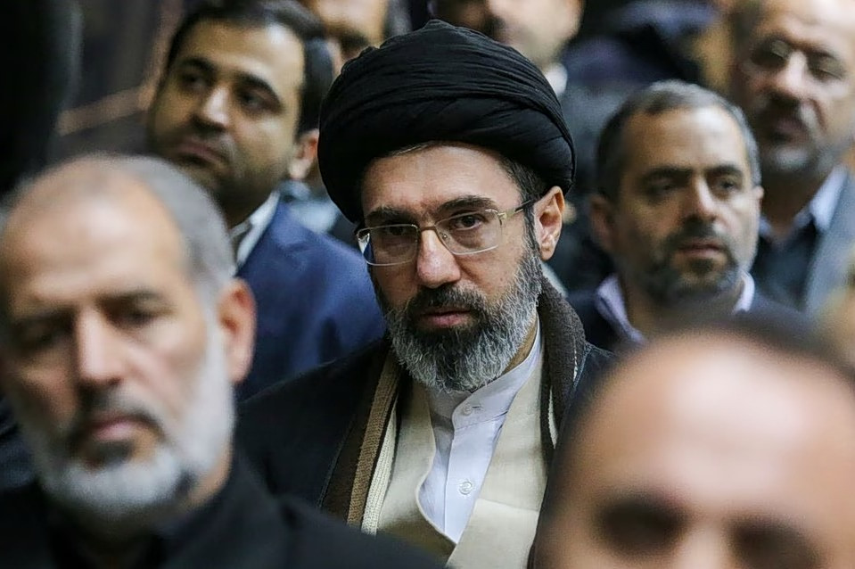 Ιράν: Σε κώμα ο Μοτζτάμπα Χαμενεΐ, ποιος ασκεί πραγματικά την εξουσία στο Ιράν;