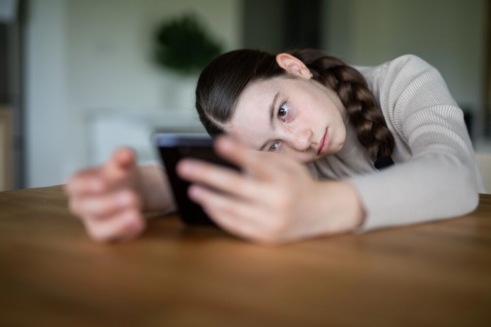 He hanged himself when he ran out of cell phone: secret documents plot social networks