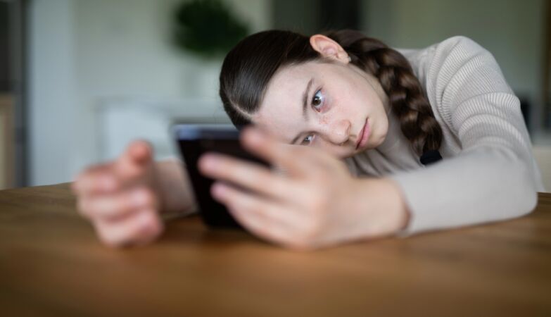 He hanged himself when he ran out of cell phone: secret documents plot social networks