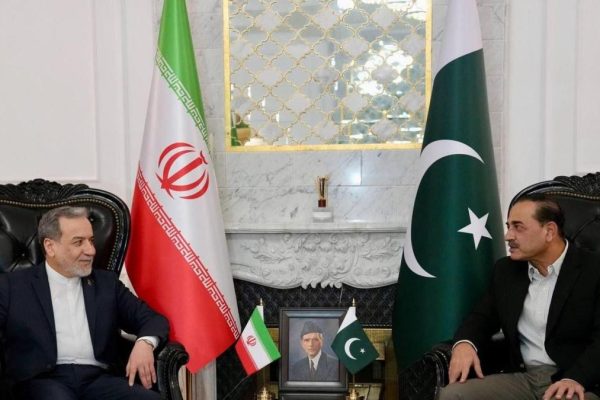 Iran's Foreign Minister leaves Islamabad without waiting for the US delegation