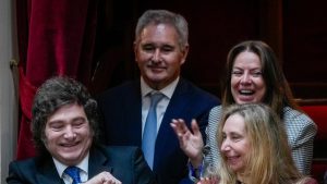 "Let's go, Manuel!": Milei blesses his chief of staff investigated for illicit enrichment