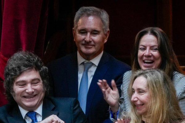 "Let's go, Manuel!": Milei blesses his chief of staff investigated for illicit enrichment