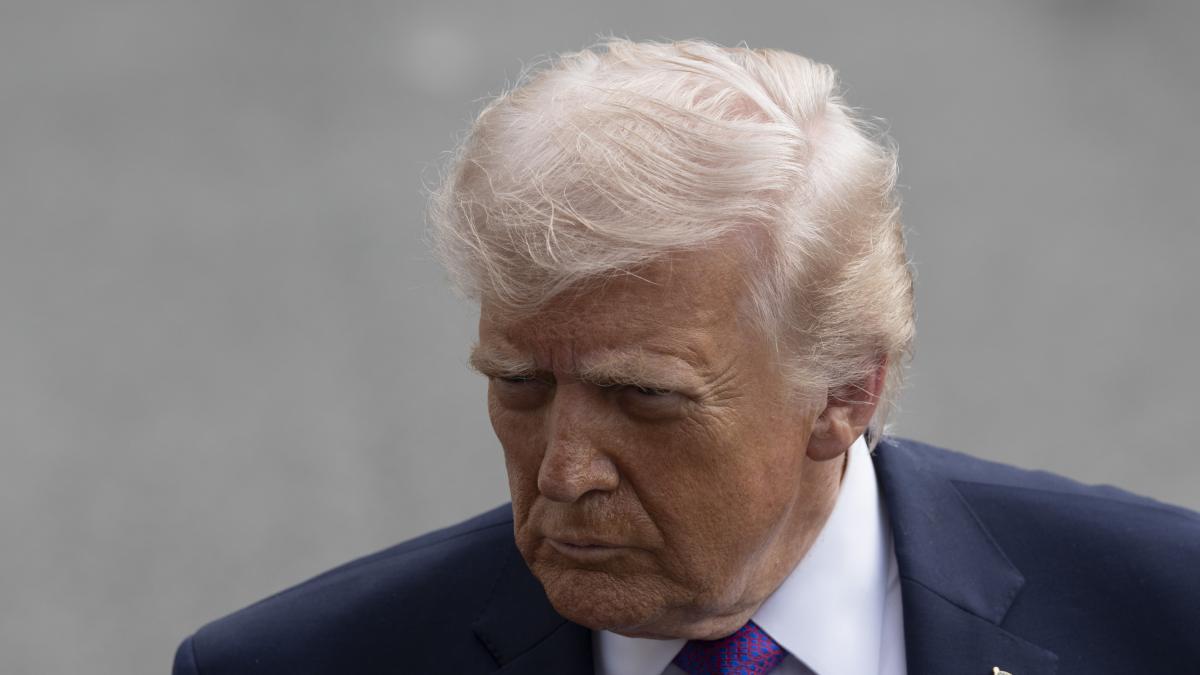 Trump assures that Iran has asked for a ceasefire and says he will consider it "when the Strait of Hormuz is open"