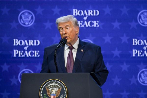 Donald Trump never ceases to surprise and reads the Bible in the middle of the war... after attacking the Pope: the turn that no one expected