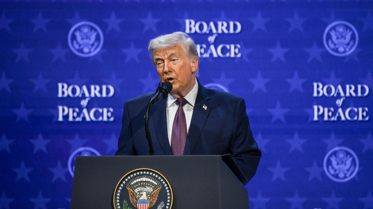 Donald Trump never ceases to surprise and reads the Bible in the middle of the war... after attacking the Pope: the turn that no one expected