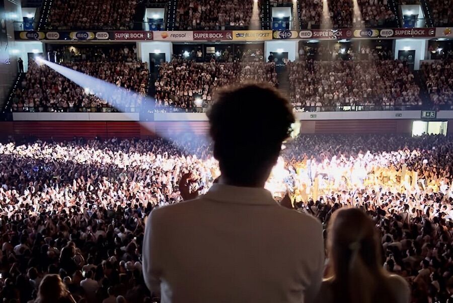 Rosalía in Lisbon: the “chromers” standing and the union’s condemnation